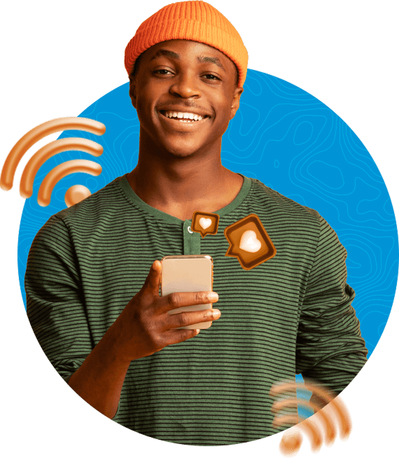 Homem com smartphone e sinais de internet, representando a C-COM Telecom